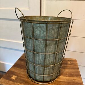 Rustic Metal Wire Basket